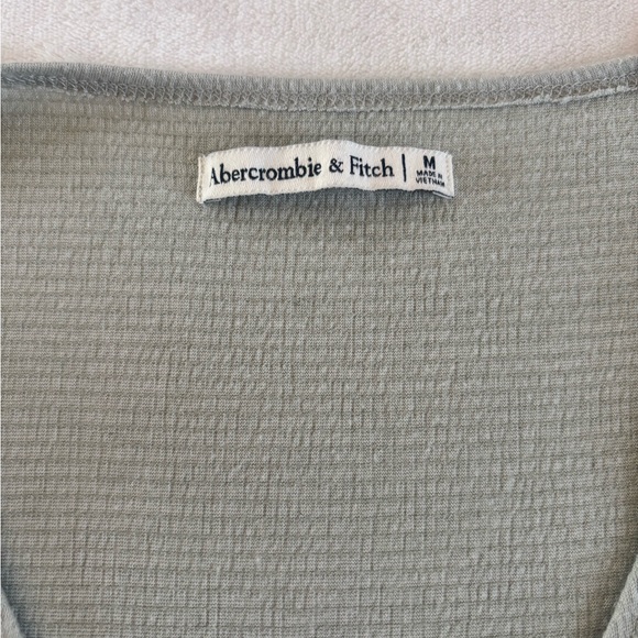 Abercrombie & Fitch Smocked Waist Tie-Front Puff Sleeve Top - Grey Size M - Picture 7 of 9